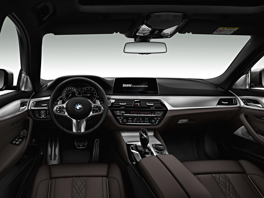 Интерьер BMW M550i xDrive Sedan 2017 года  (WW) (фото 3 из 48)
